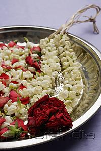 PictureIndia - Flower garland on silver tray